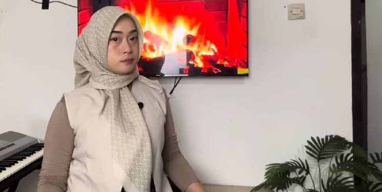 Bu Guru Salsa pamer bakat bernyanyi di Youtube