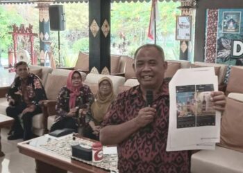 Bupati Sleman Harda Kiswaya menunjukkan iklan minuman beralkohol Anggur Merah 'Kaliurang' di Pemkab Sleman