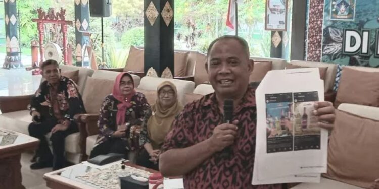 Bupati Sleman Harda Kiswaya menunjukkan iklan minuman beralkohol Anggur Merah 'Kaliurang' di Pemkab Sleman