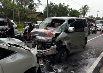 Dua mobil terlibat kecelakaan adu banteng di Jalan Yogyakarta-Wates, Sentolo, Kulonprogo