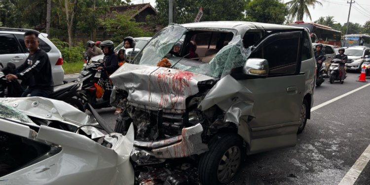 Dua mobil terlibat kecelakaan adu banteng di Jalan Yogyakarta-Wates, Sentolo, Kulonprogo
