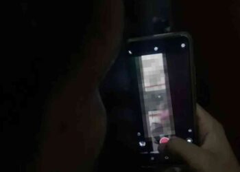 Ilustrasi gambar merekam orang lagi mandi