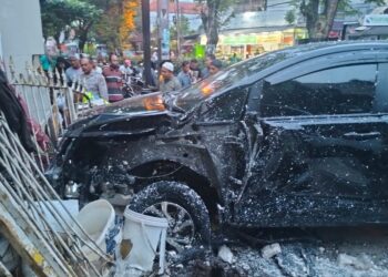 Innova Hantam Deretan Kendaraan Parkir di Gondokusuman