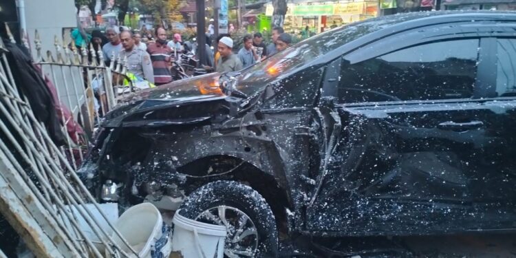 Innova Hantam Deretan Kendaraan Parkir di Gondokusuman