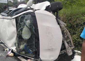 Kondisi Mobil Minibus Hantam Gundukan dan Terguling di Sentolo Kulon Progo