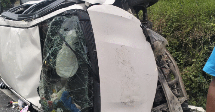 Kondisi Mobil Minibus Hantam Gundukan dan Terguling di Sentolo Kulon Progo