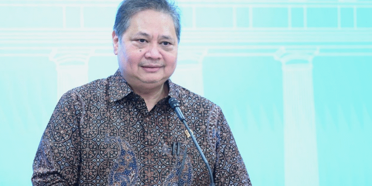 Menteri Koordinator Bidang Perekonomian Airlangga Hartarto menyampaikan keterangannya kepada awak media di Istana Kepresidenan