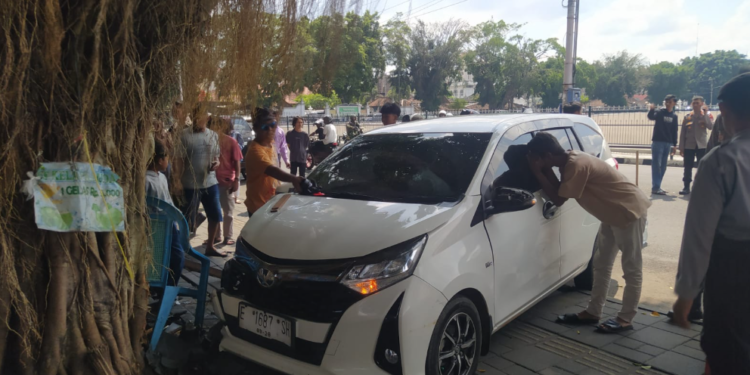Mobil terlibat kecelakaan di Jl.Alun-alun utara sisi barat, Kauman, Ngupasan Gondomanan