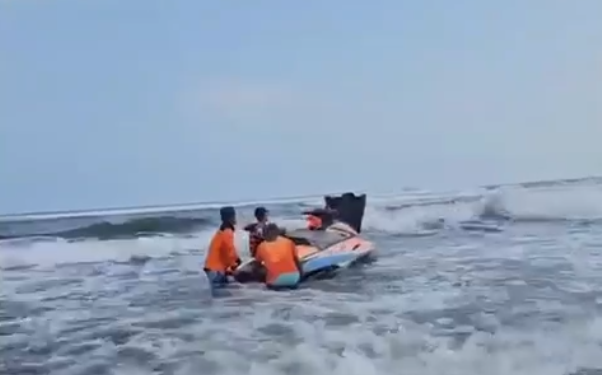 Petugas Gabungan Sedang Melakukan Upaya Pencarian Korban Hilang terseret Ombak di Pantai Parangtritis