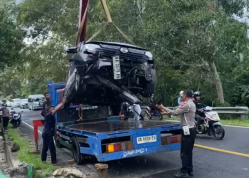 Petugas Kepolisian Melakukan Evakuasi Mobil Tang terlibat Kecelakaan di Patuk Gunungkidul