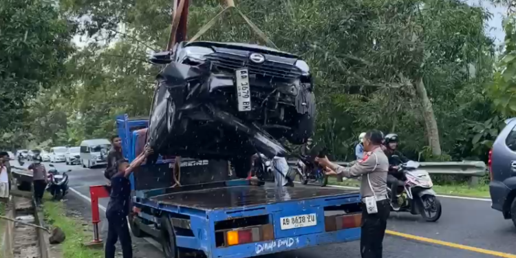 Petugas Kepolisian Melakukan Evakuasi Mobil Tang terlibat Kecelakaan di Patuk Gunungkidul