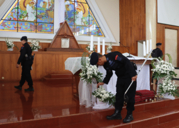 Petugas Kepolisian Melakukan Sterilisasi Gereja di Bantul