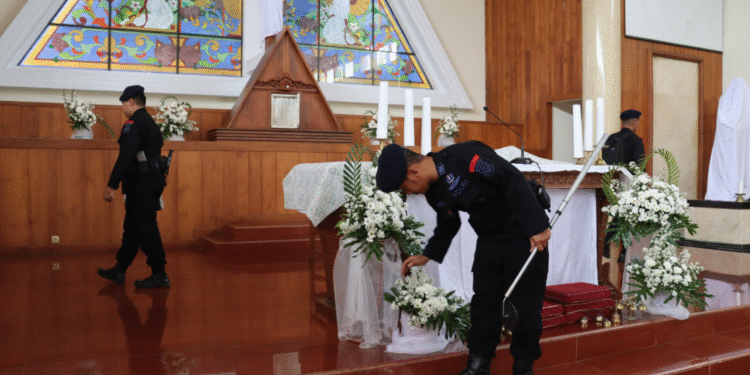 Petugas Kepolisian Melakukan Sterilisasi Gereja di Bantul