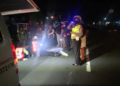 Petugas Kepolisian dan Tim Medis Melakukan Evakuasi Korban Kecelakaan di ring road Banguntapan