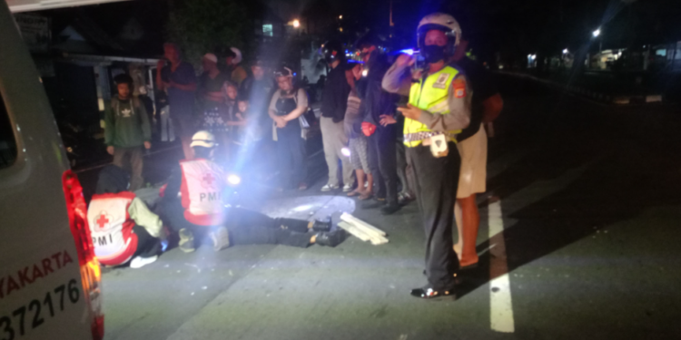Petugas Kepolisian dan Tim Medis Melakukan Evakuasi Korban Kecelakaan di ring road Banguntapan