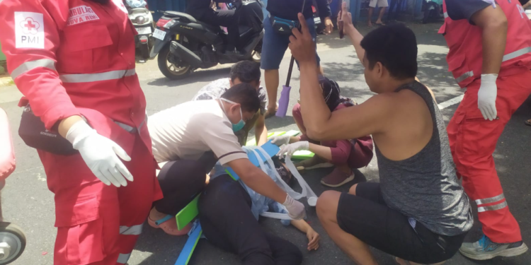 Petugas PMI sedang Melakukan Evakuasi Korban Kecelakaan di Jl. Imogiri Barat