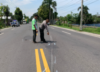 Petugas Satlantas Polres Kulonprogo melakukan olah TKP di lokasi kecelakaan maut di Jalan Wates–Purworejo, Temon