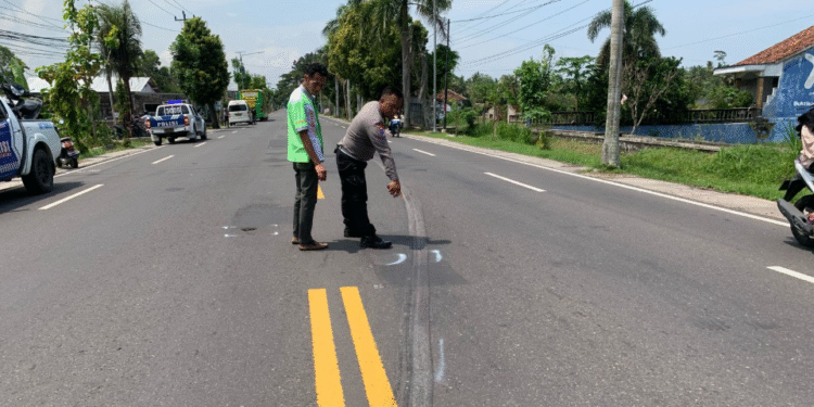 Petugas Satlantas Polres Kulonprogo melakukan olah TKP di lokasi kecelakaan maut di Jalan Wates–Purworejo, Temon