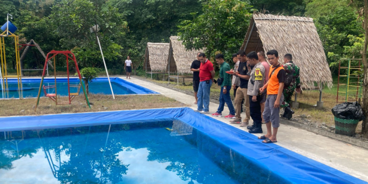 Petugas TNI dan Polri Melihat lokasi Balita Tengelam di Banguntapan Bantul