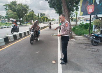 Petugas dari Unit Gakkum Satlantas Polresta Sleman menunjuk lokasi terjadinya kecelakaan lalu lintas yang melibatkan tiga sepeda motor di depan pintu utara Kampus Unjaya, Jalan Siliwangi, Banyuraden, Gamping, Sleman