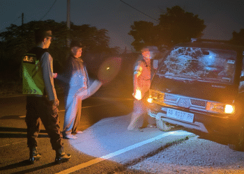 Petugas kepolisian bersama warga mengevakuasi mobil pikap yang terlibat kecelakaan maut di JJLS S4 Utara Dewa Ruci, Gadingsari, Sanden, Bantul