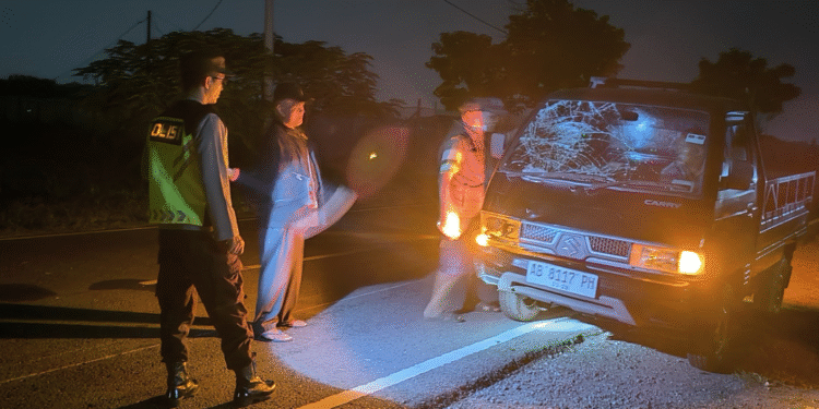 Petugas kepolisian bersama warga mengevakuasi mobil pikap yang terlibat kecelakaan maut di JJLS S4 Utara Dewa Ruci, Gadingsari, Sanden, Bantul