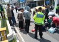 Polisi Bersama Tim Medis sedang melakukan evakuasi Kecelakaan Depan Toko Istana Boneka Sleman