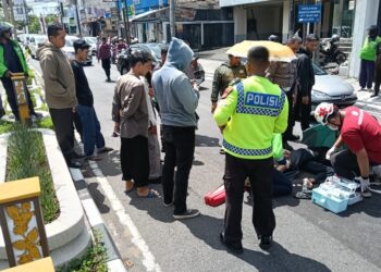 Polisi Bersama Tim Medis sedang melakukan evakuasi Kecelakaan Depan Toko Istana Boneka Sleman