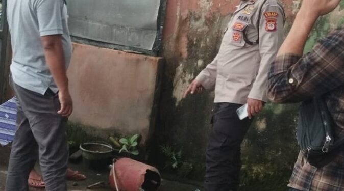Polisi Melihat TKP Tabung Sabun Meledak di Bantul