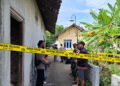 Polisi Memasang Garis Polisi di Lokasi Penemuan Mayat Pria di Bantul