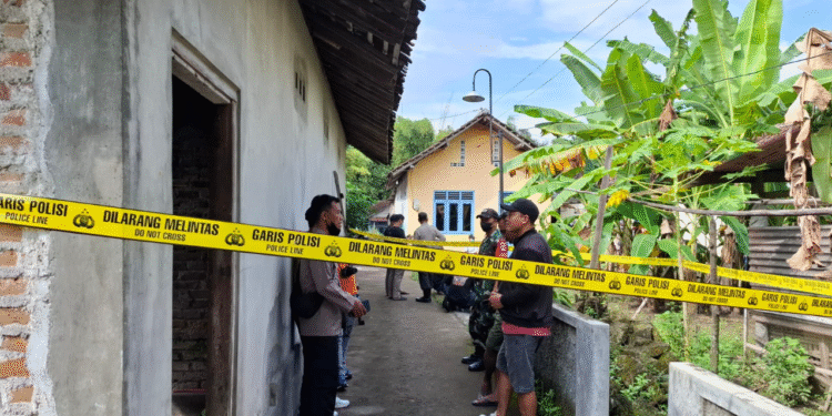Polisi Memasang Garis Polisi di Lokasi Penemuan Mayat Pria di Bantul