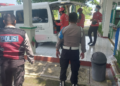 Polisi bersama Tim Medis melakukan evakuasi korban tewas di Kulon Progo