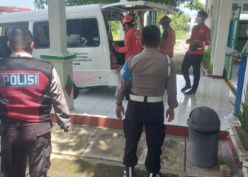 Polisi bersama Tim Medis melakukan evakuasi korban tewas di Kulon Progo