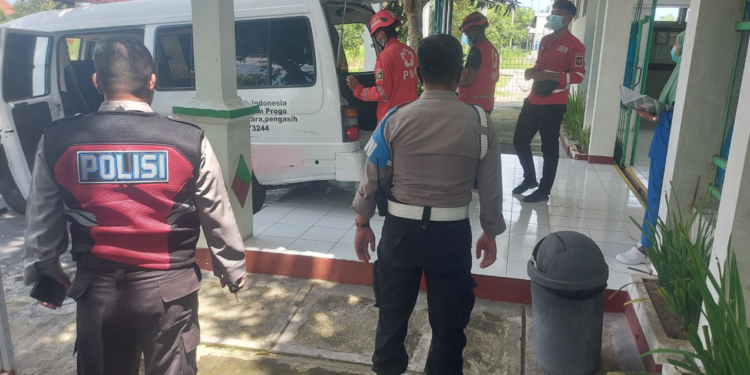 Polisi bersama Tim Medis melakukan evakuasi korban tewas di Kulon Progo