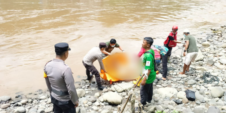 Polisi dan Tim Medis Melakukan Evakuasi Korban Tewas di Sungai Progo