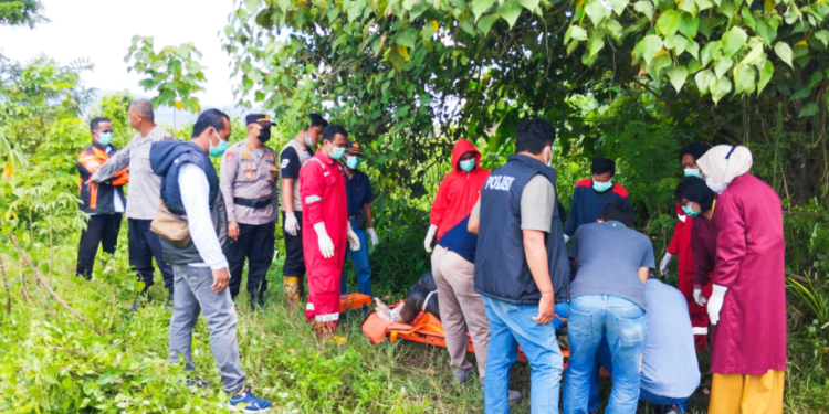 Polisi dan Tim Terkait Melakukan Evakuasi Korban Tewas di Sungai Code