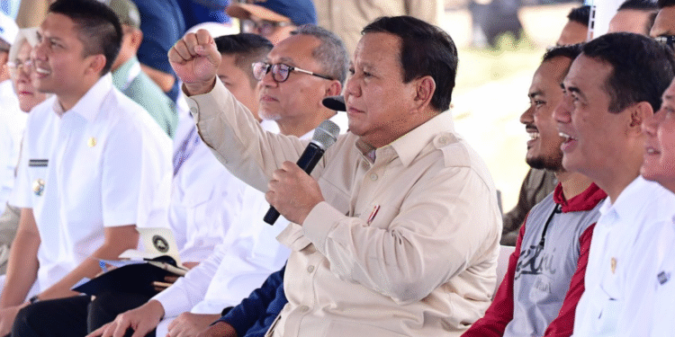 Presiden Prabowo melakukan video conference dengan para perwakilan petani dari berbagai daerah setelah tanam padi serentak di Ogan Ilir