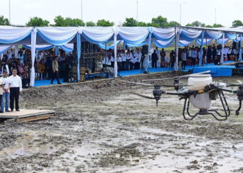 Presiden Prabowo mencoba tebar benih dengan teknologi drone pertanian di Ogan Ilir, Sumatera Selatan