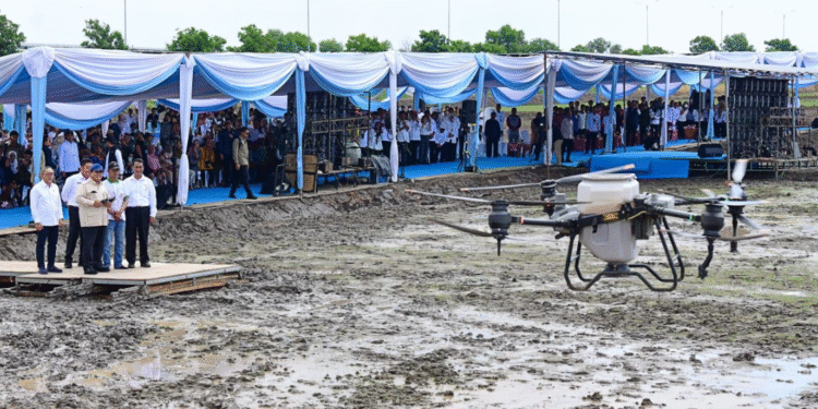 Presiden Prabowo mencoba tebar benih dengan teknologi drone pertanian di Ogan Ilir, Sumatera Selatan
