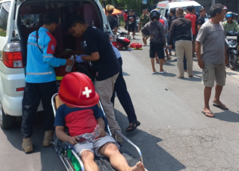 Tim Medis Melakukan Evakuasi Kecelakaan di Beluran Sidomoyo Godean Sleman