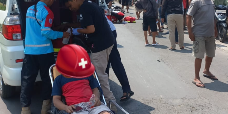 Tim Medis Melakukan Evakuasi Kecelakaan di Beluran Sidomoyo Godean Sleman