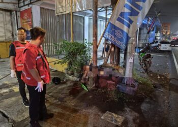 Tim Medis Melakukan Evakuasi Korban Kecelakaan Tunggal di Jalan Wates Km 5