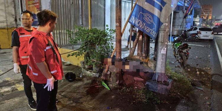 Tim Medis Melakukan Evakuasi Korban Kecelakaan Tunggal di Jalan Wates Km 5