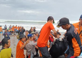 Tim Sar Gabungan Melakukan Evakuasi Korban Laka Laut Warga Banjarnegara