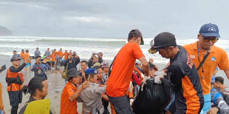 Tim Sar Gabungan Melakukan Evakuasi Korban Laka Laut Warga Banjarnegara