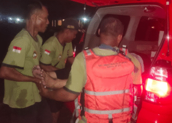 Tim Sar Melakukan Evakuasi Korban Percobaan Bunuh diri di Pantai Baru