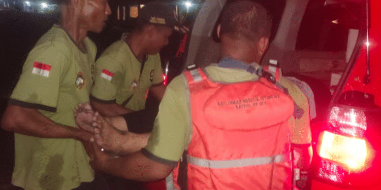 Tim Sar Melakukan Evakuasi Korban Percobaan Bunuh diri di Pantai Baru