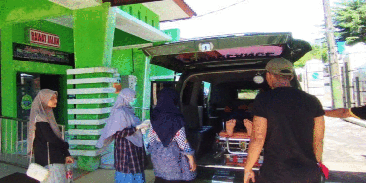 Usai Jatuh Dari Tebing di Pantai Siung, Korban Dibawa Ke Puskesmas II Tepus Untuk Diperiksa