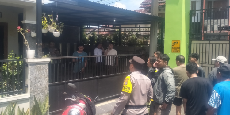 Warga bersama petugas kepolisian dari Polsek Sewon tengah memeriksa lokasi kejadian pencurian dengan pemberatan di rumah Dwi Nuryadin, Gandok, Timbulharjo, Sewon, Bantul