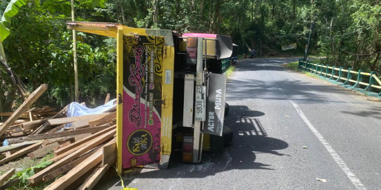 mobil Truk Mitsubhisi Colt mengalami Kecelakaan di jalan Kaliurang Dlingo